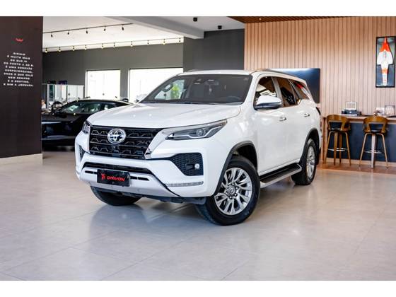 TOYOTA HILUX SW4 2.8 D-4D TURBO DIESEL SRX 7L 4X4 AUTOMÁTICO